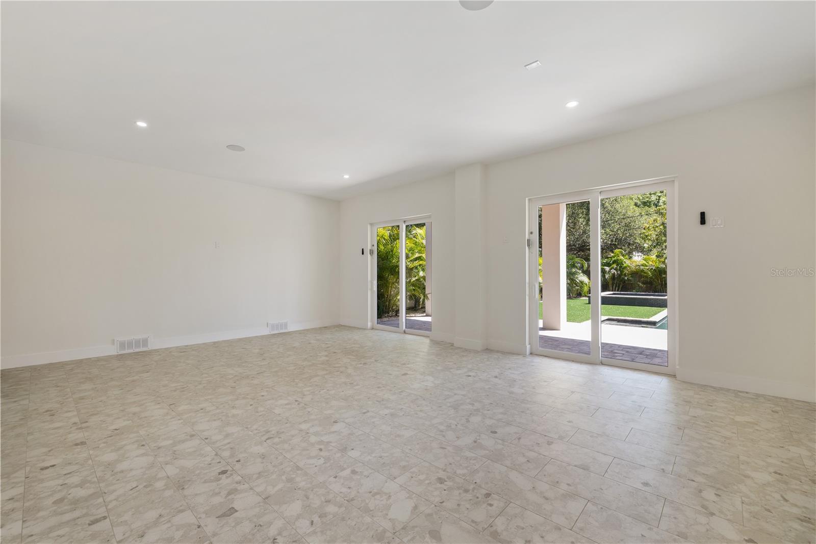 Listing photo id 41 for 531 Danube Avenue