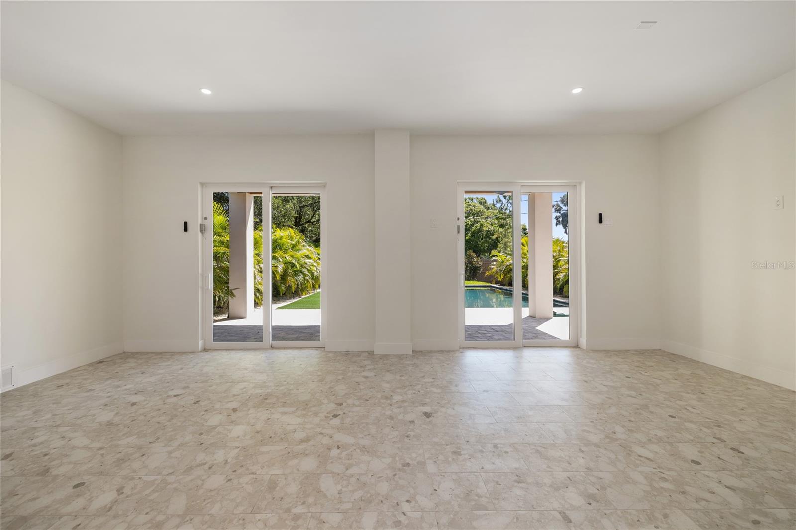 Listing photo id 42 for 531 Danube Avenue