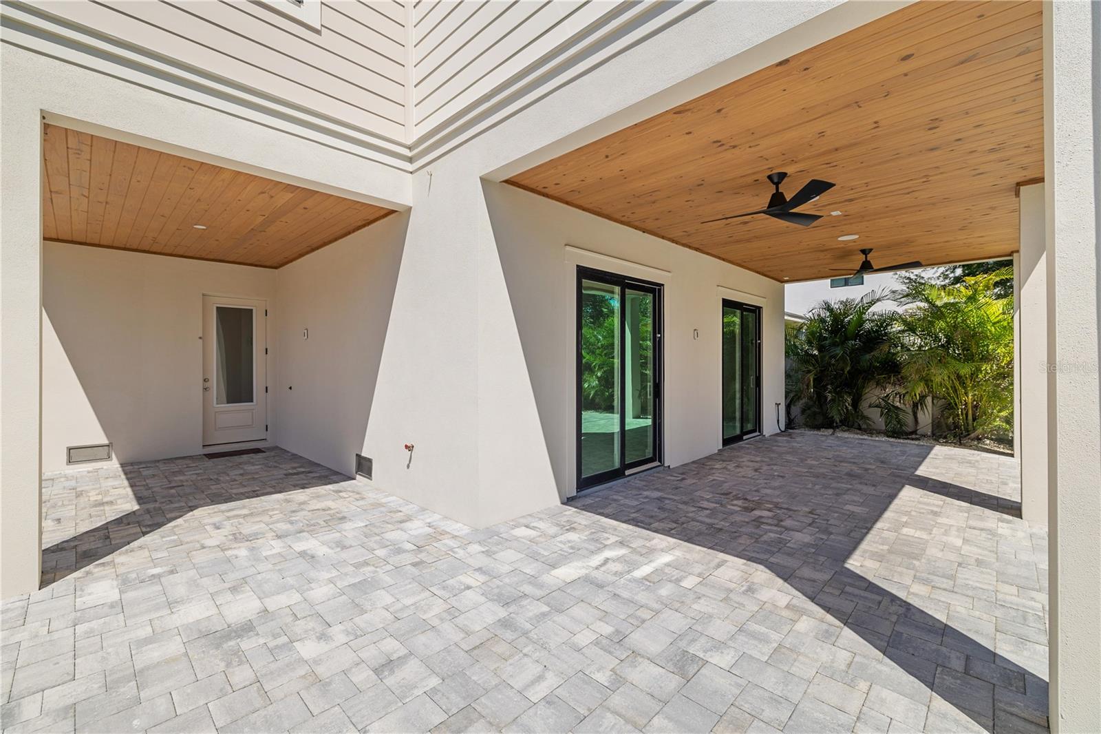 Listing photo id 43 for 531 Danube Avenue