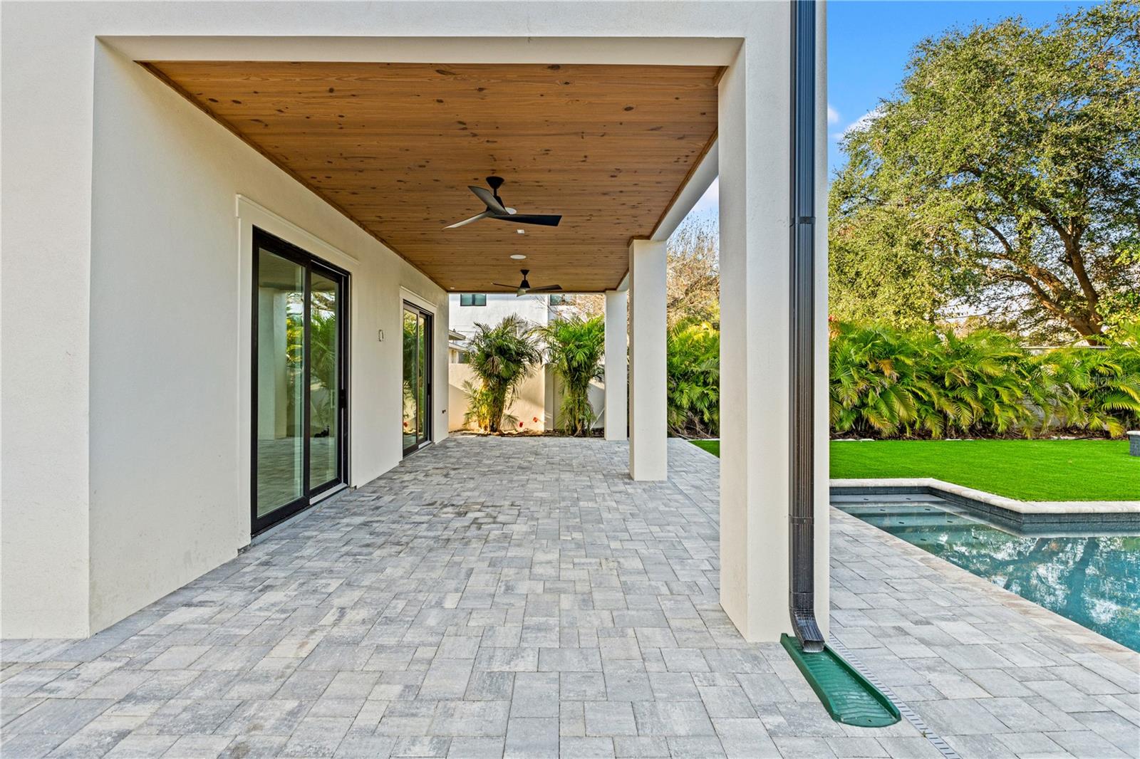 Listing photo id 44 for 531 Danube Avenue