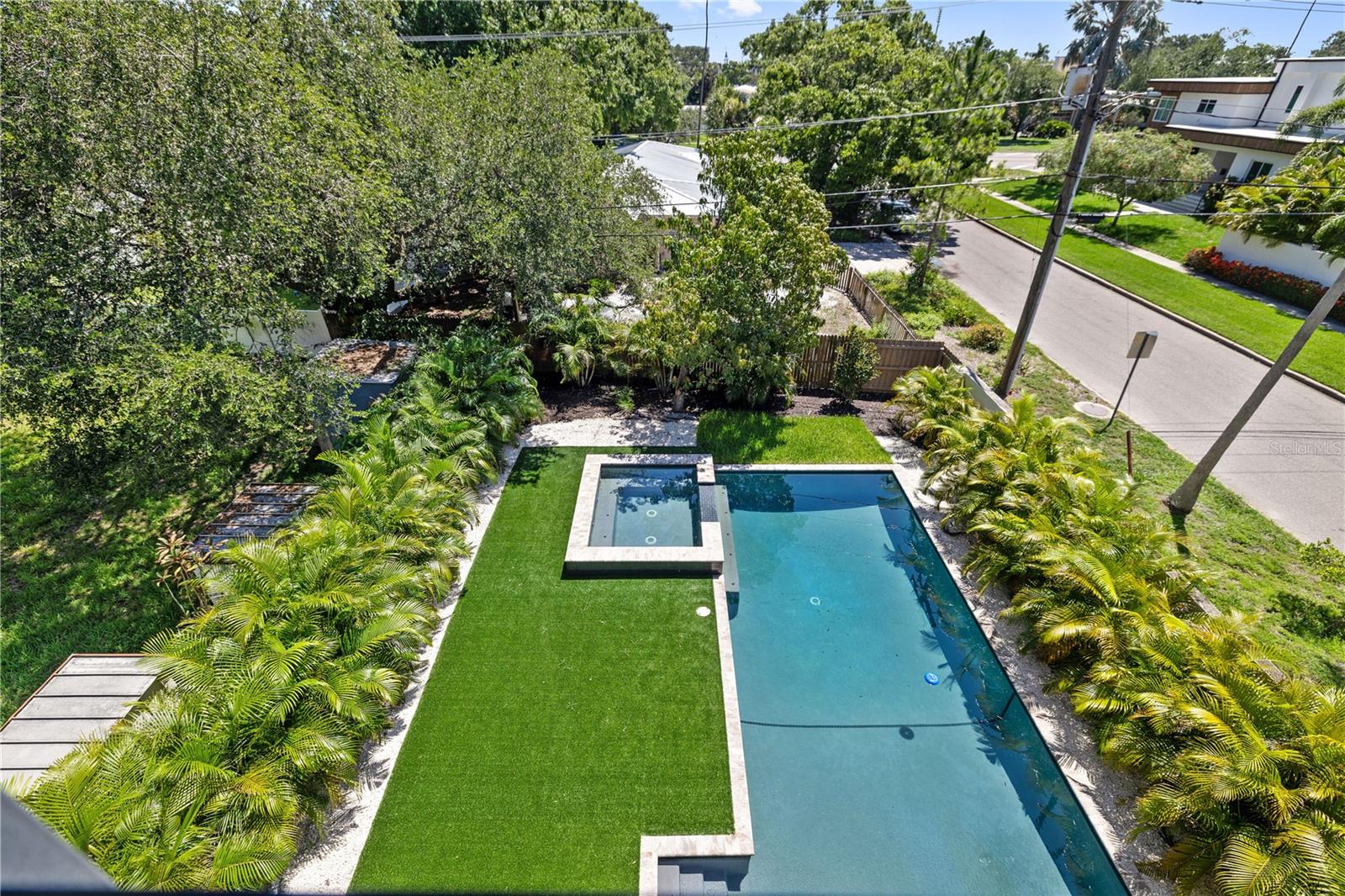 Listing photo id 47 for 531 Danube Avenue