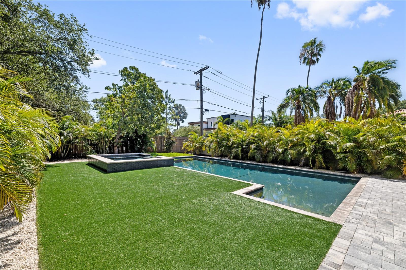 Listing photo id 48 for 531 Danube Avenue