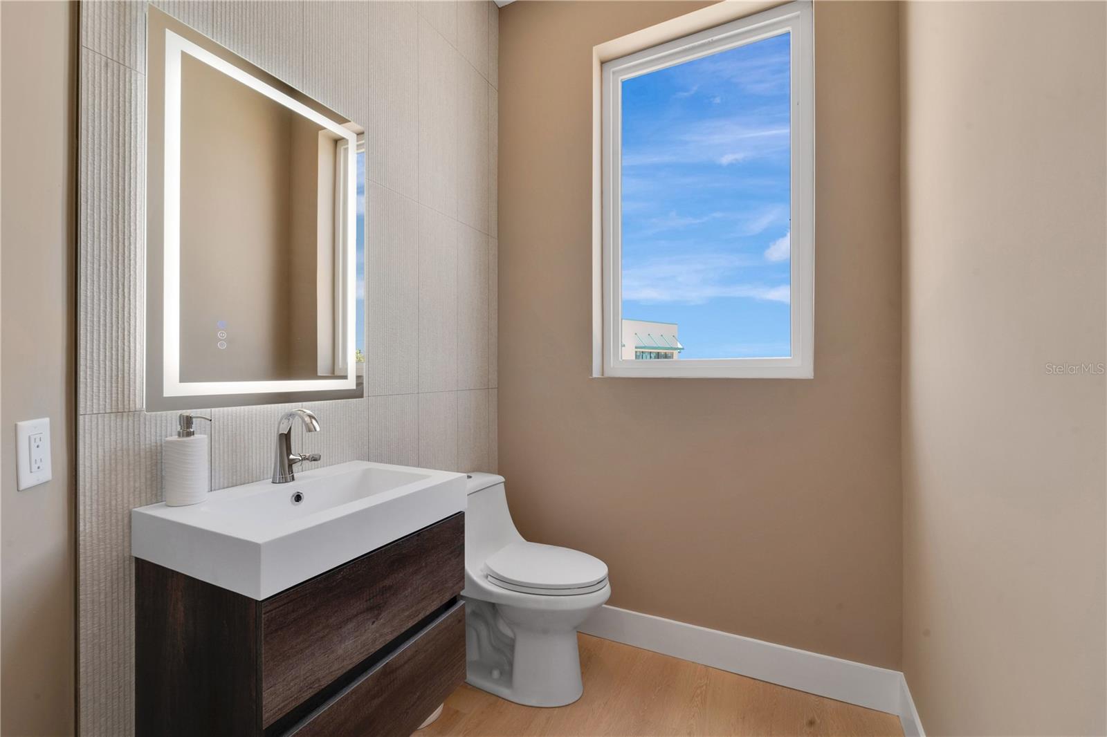 Image 12 of 22 For 1 Aqua Reserve Boulevard