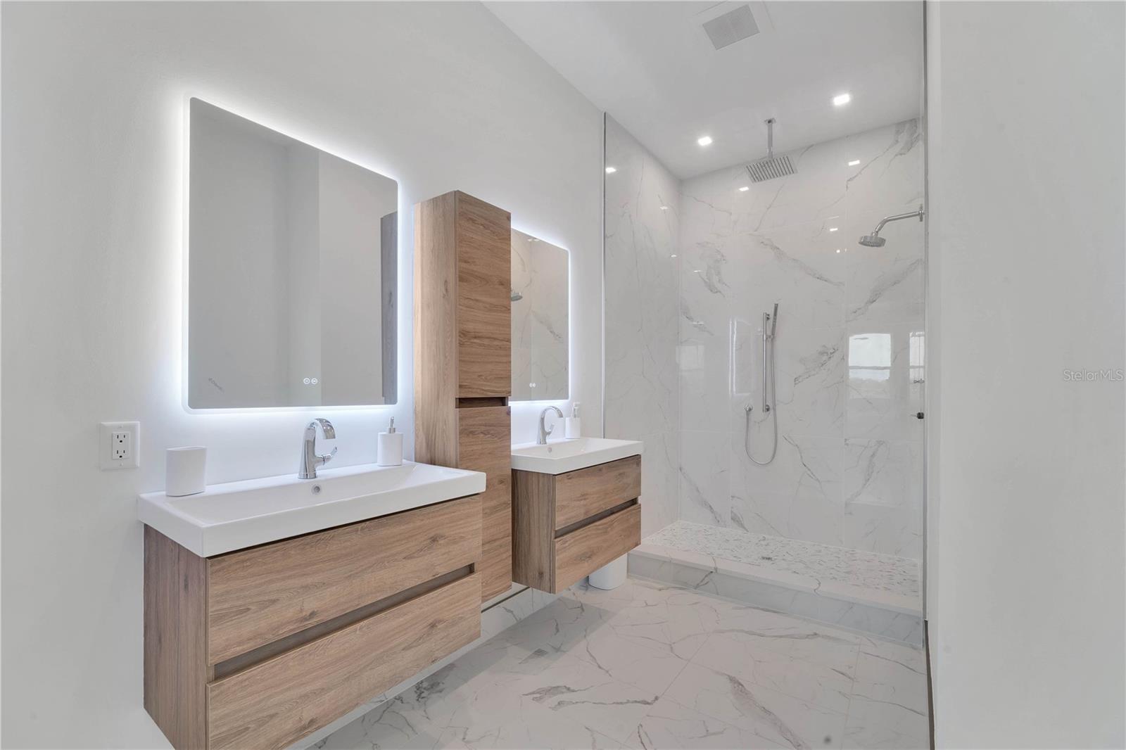 Image 14 of 22 For 1 Aqua Reserve Boulevard