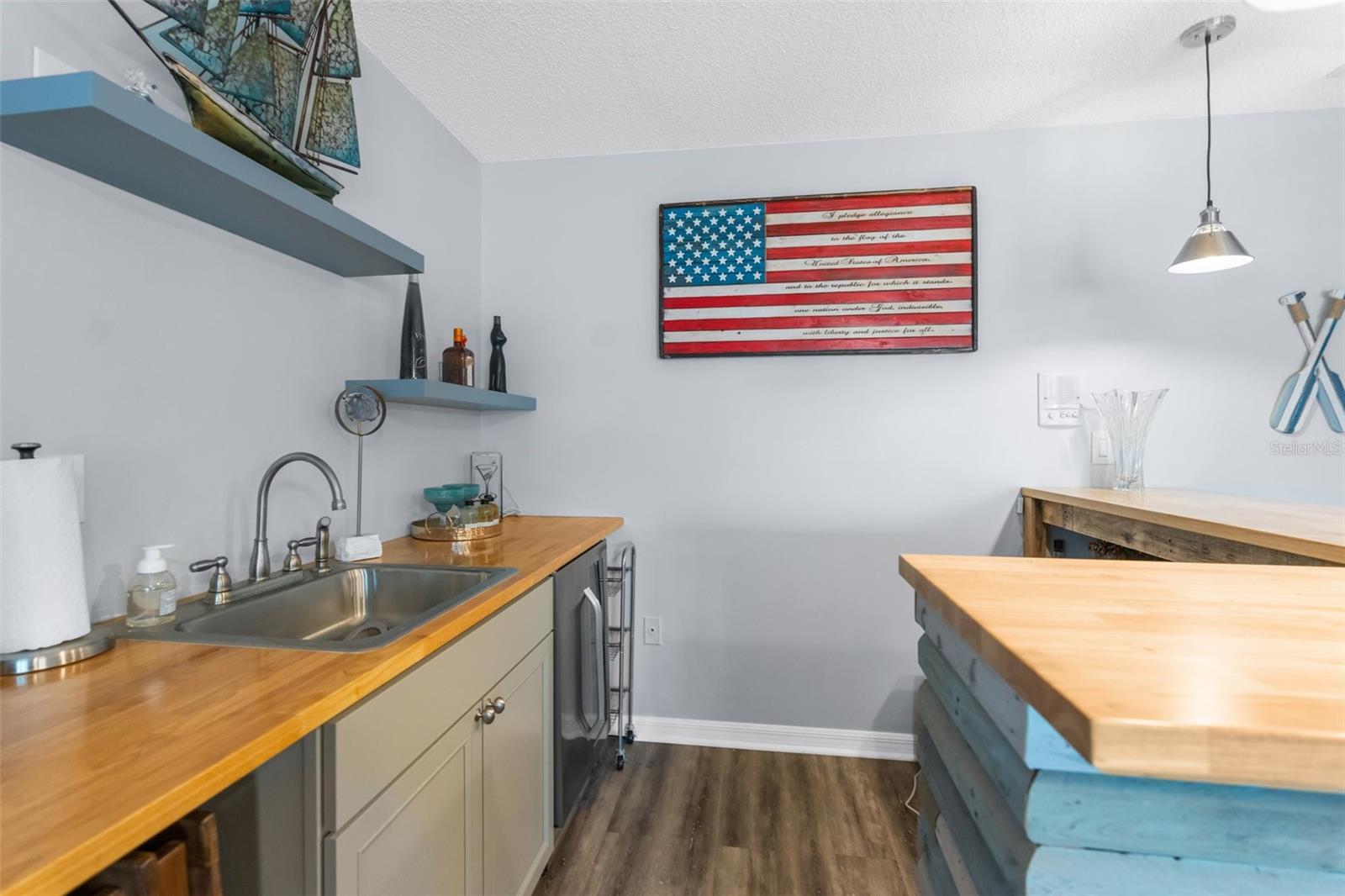 Listing photo id 48 for 6029 Bayway Court