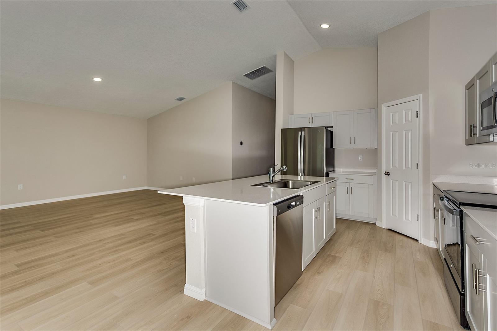 Image 4 of 27 For 1604 Ellesmere Avenue