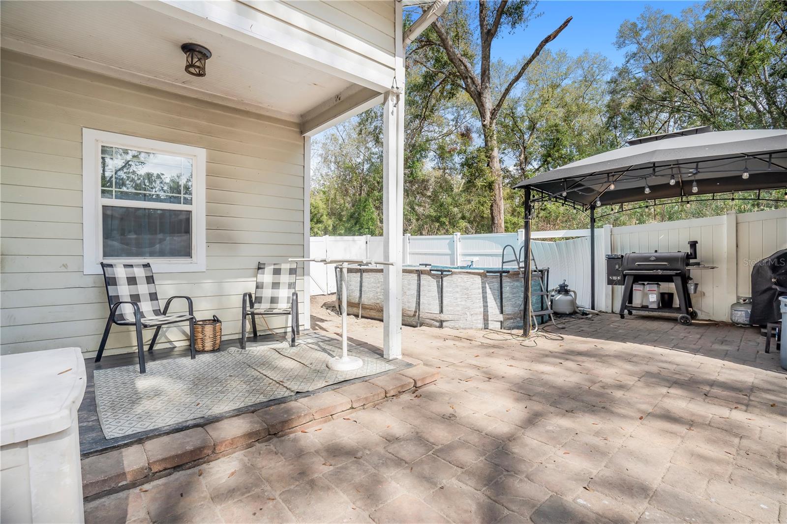 Listing photo id 10 for 3976 Dano Street