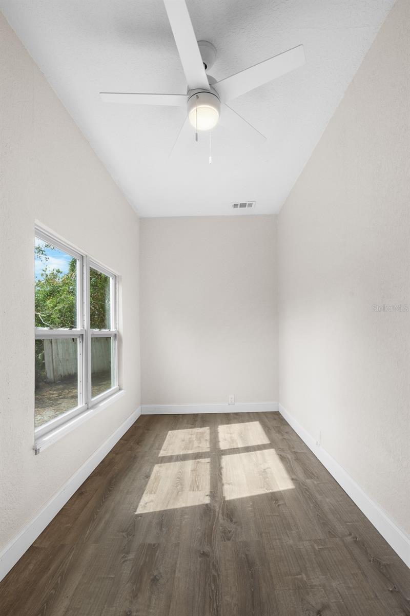Listing photo id 21 for 1931 24th Street S