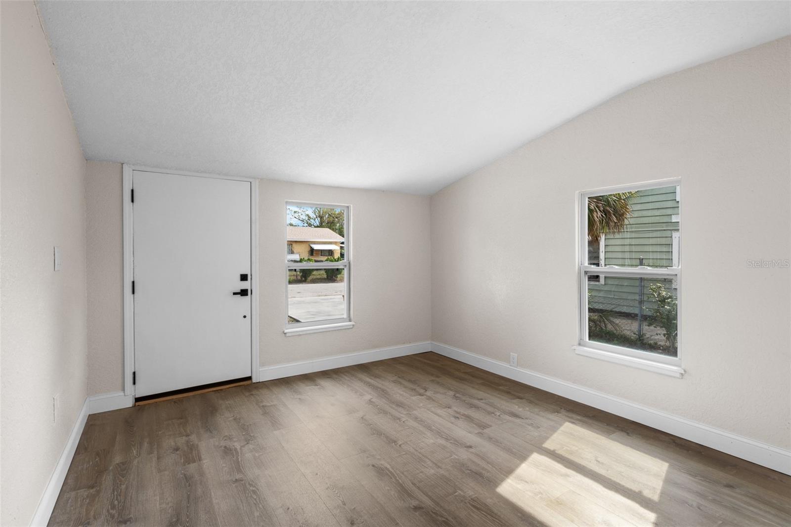 Listing photo id 3 for 1931 24th Street S