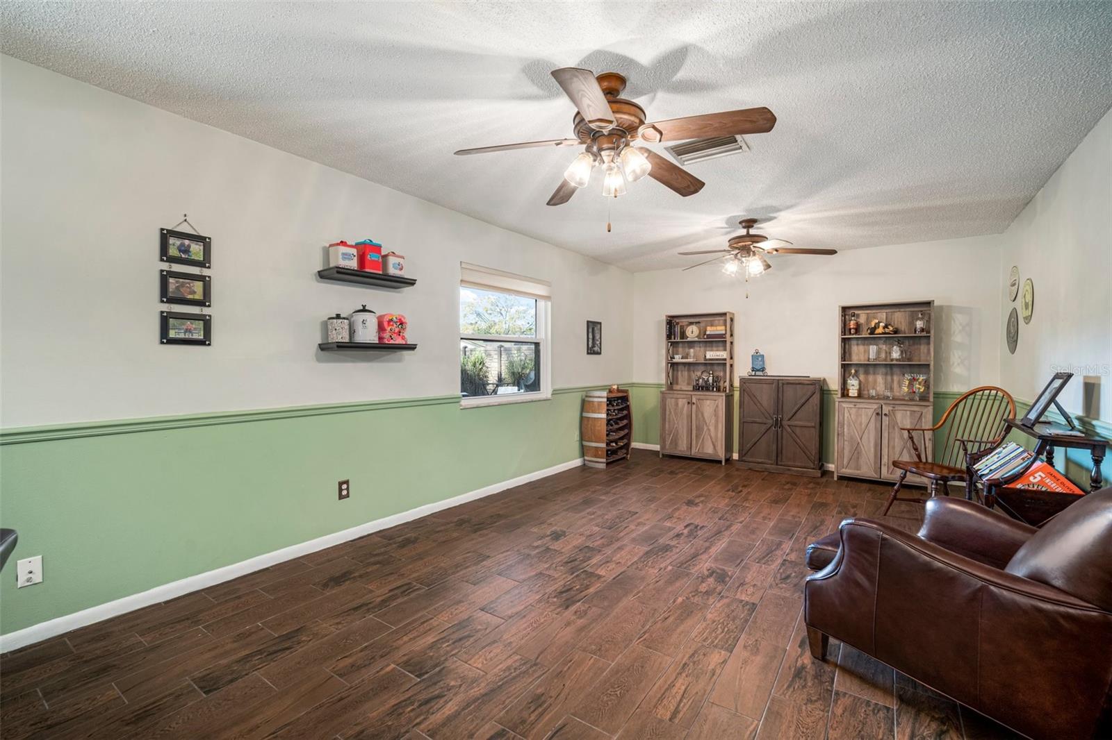 Listing photo id 6 for 1904 Pepperwood Place