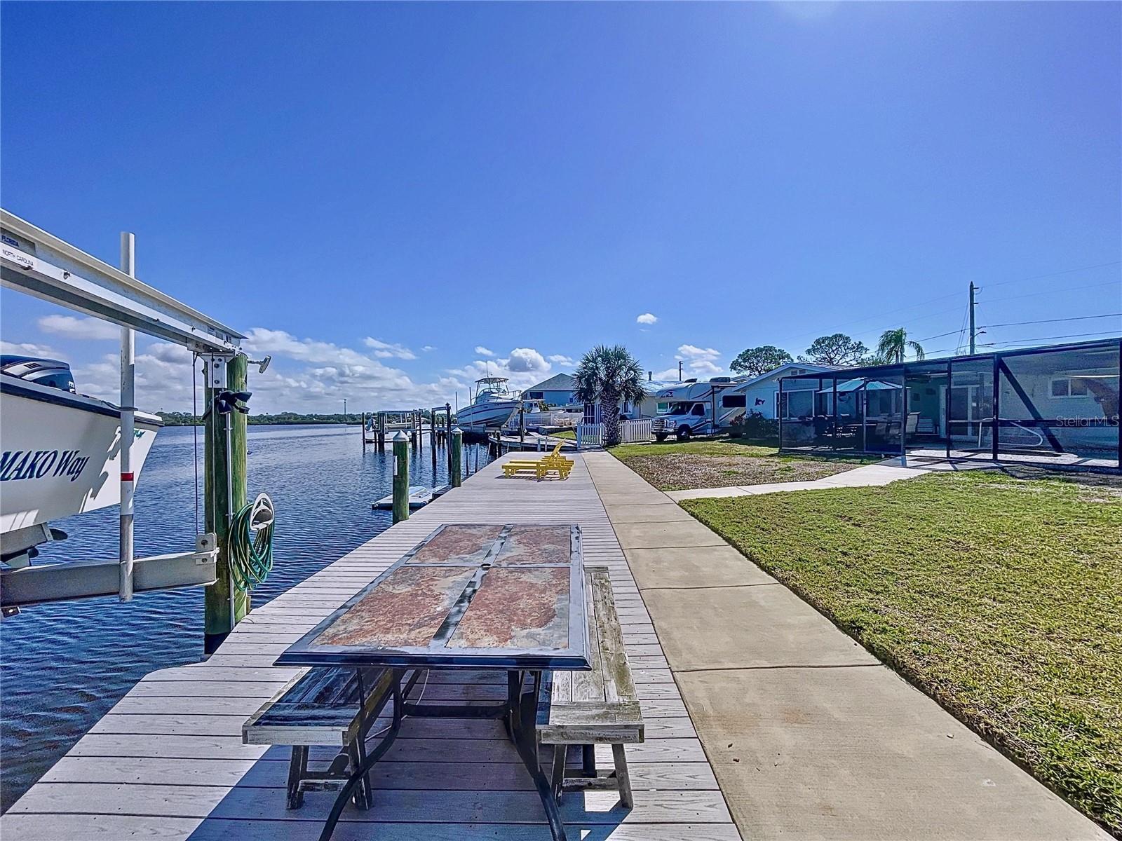 Listing photo id 14 for 4941 Waterside Drive