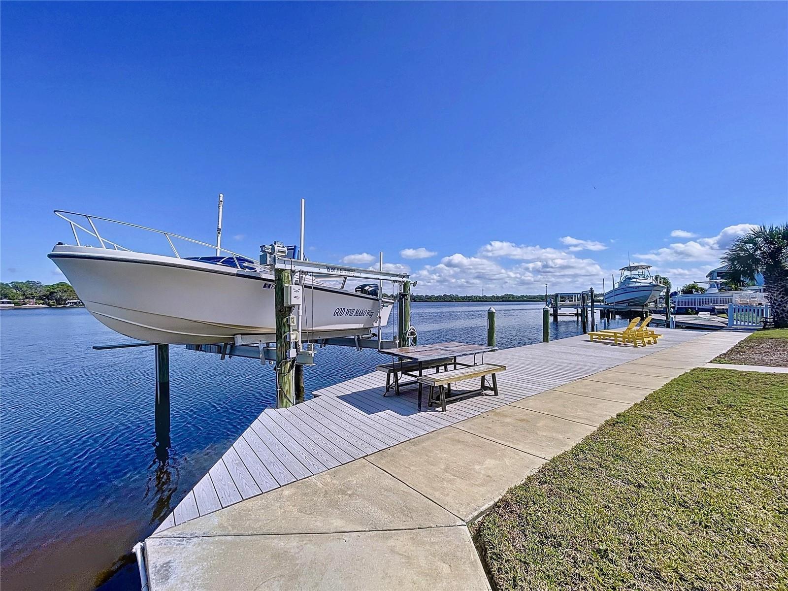 Listing photo id 16 for 4941 Waterside Drive