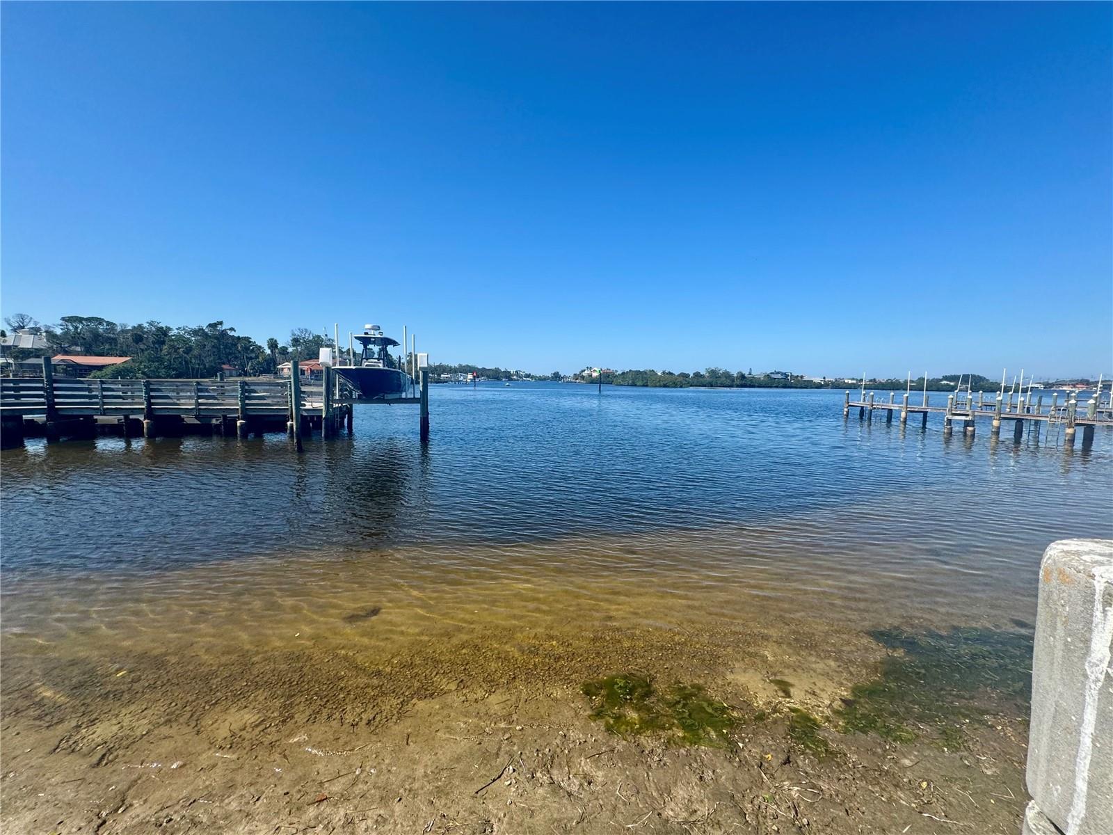 Listing photo id 60 for 4941 Waterside Drive