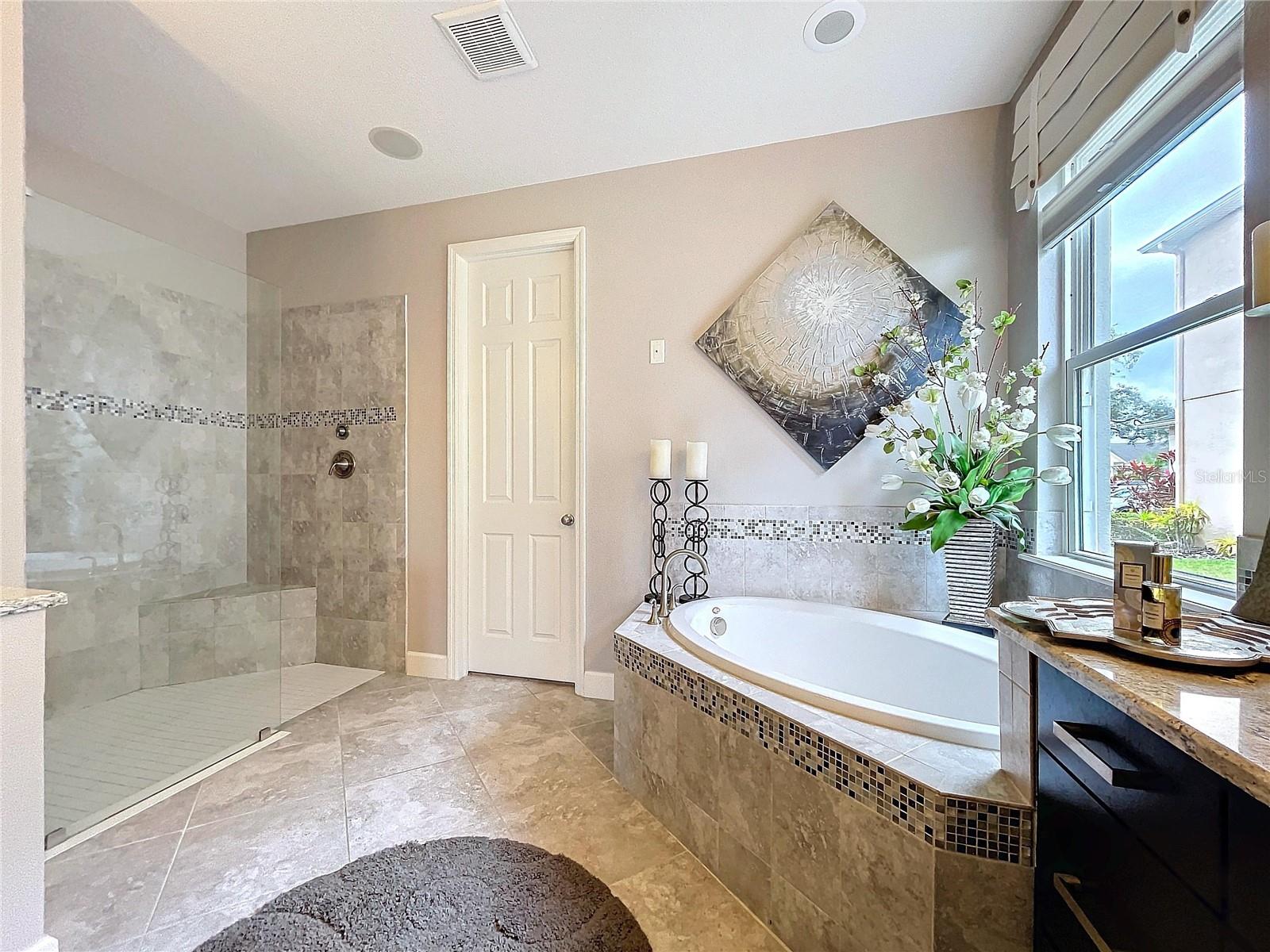 Listing photo id 28 for 2385 Arboretum Drive