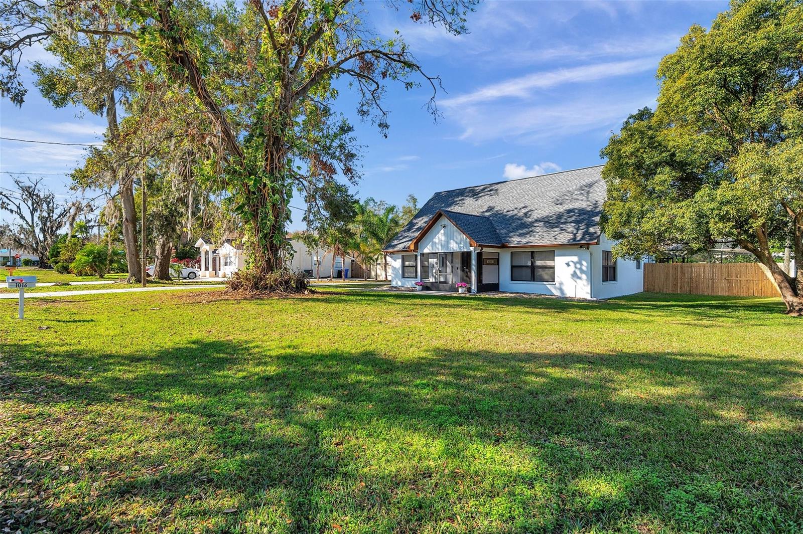 Listing photo id 1 for 1016 Mandalay Drive