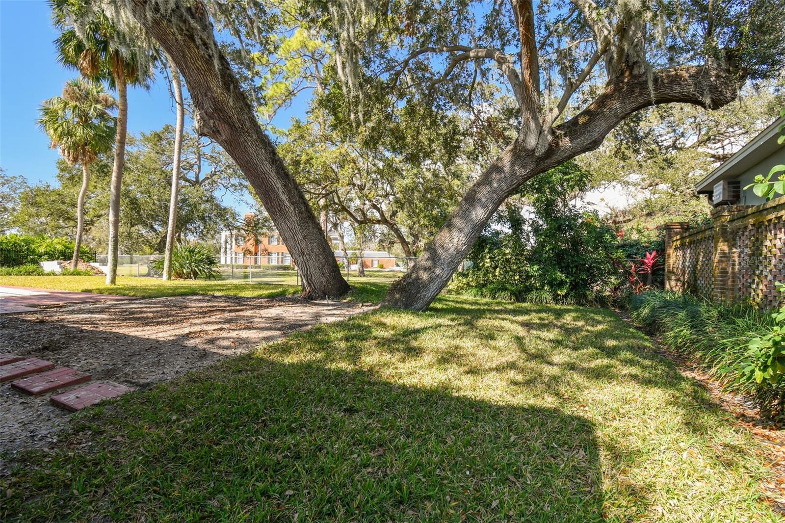 Listing photo id 16 for 4609 San Miguel Street