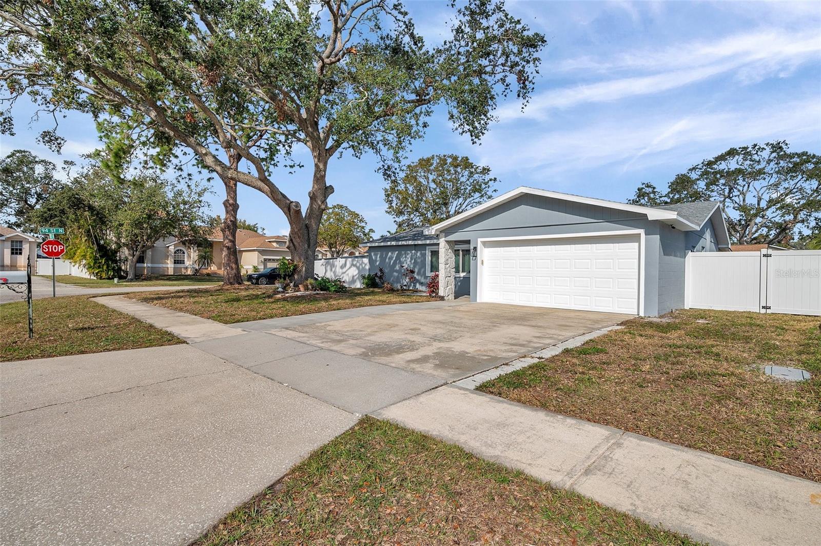 Listing photo id 2 for 9394 117th Avenue