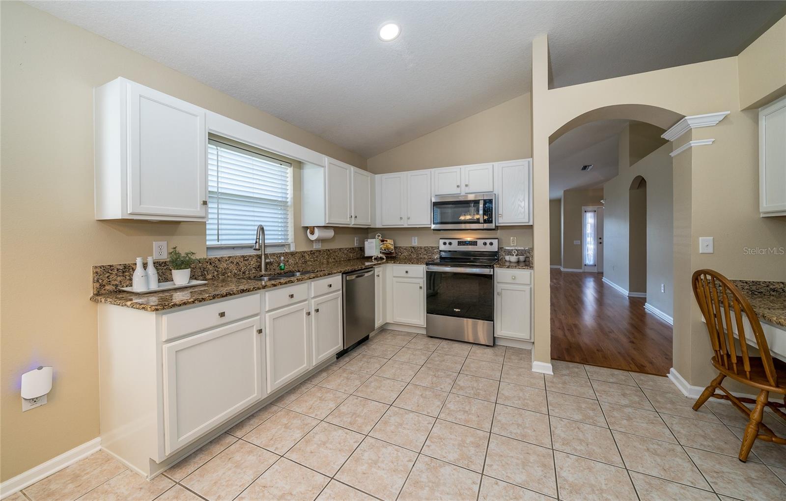 Listing photo id 18 for 5913 Lawrin Court