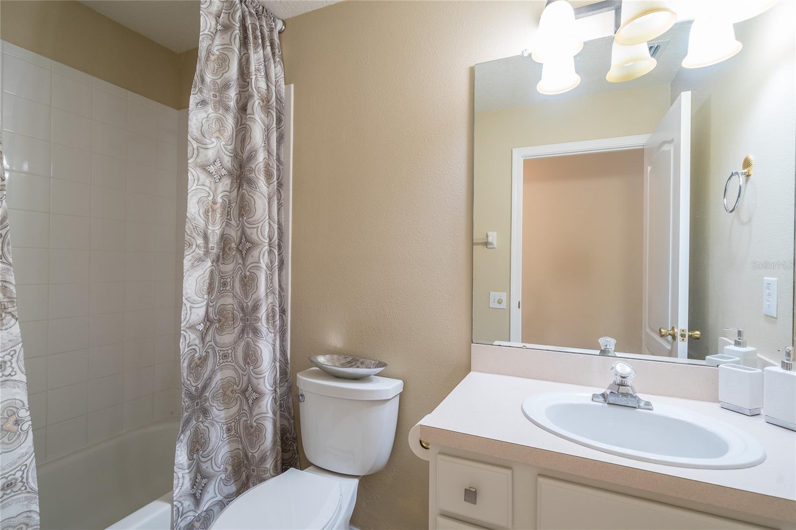 Listing photo id 35 for 5913 Lawrin Court