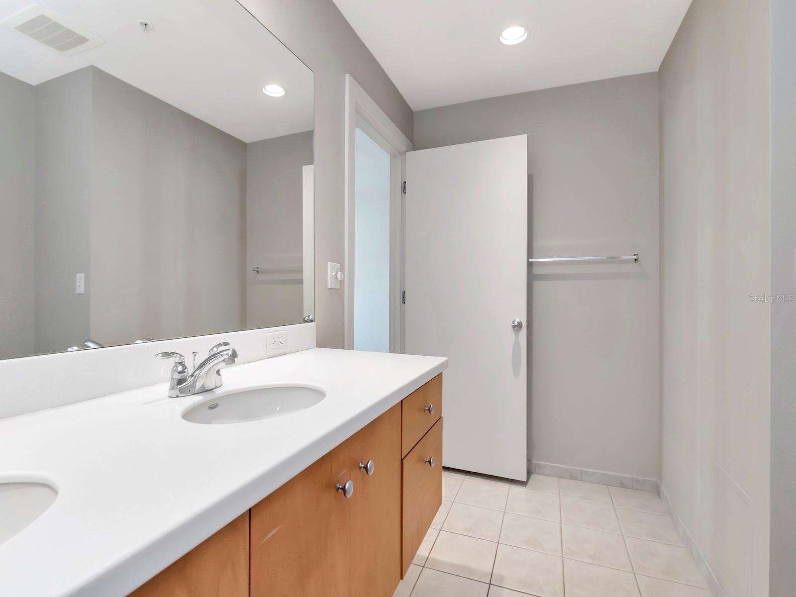 Listing photo id 25 for 1120 Kennedy Boulevard 1523