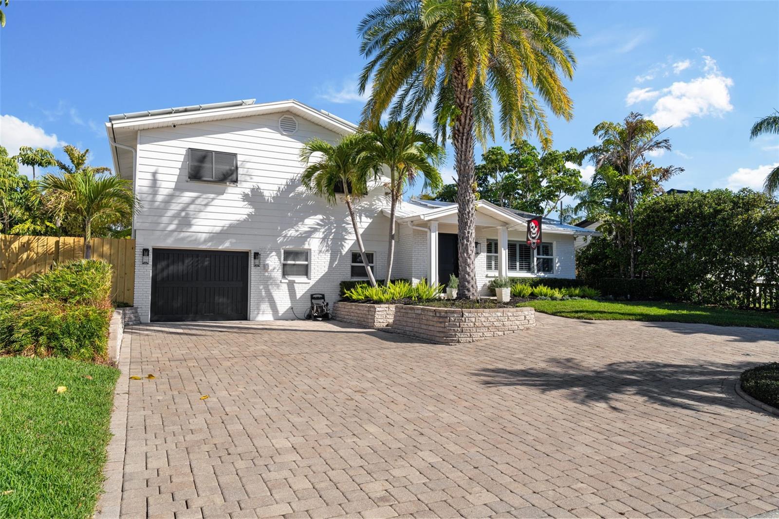 Listing photo id 4 for 4819 Bay Villa Avenue