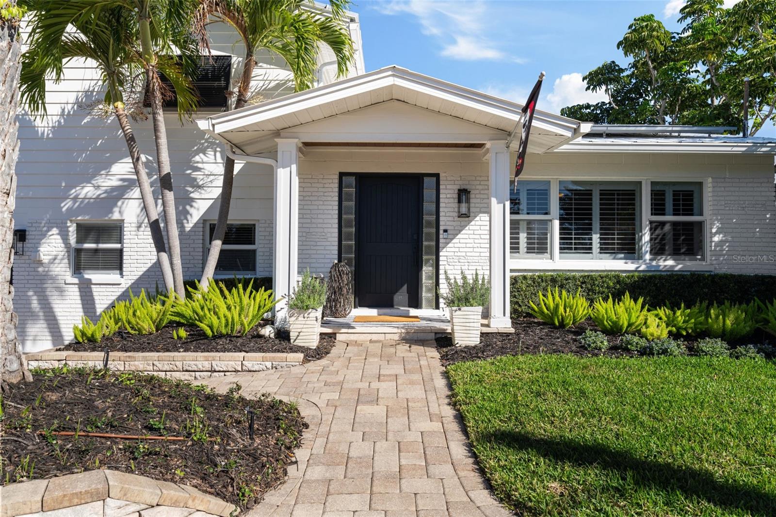 Listing photo id 5 for 4819 Bay Villa Avenue