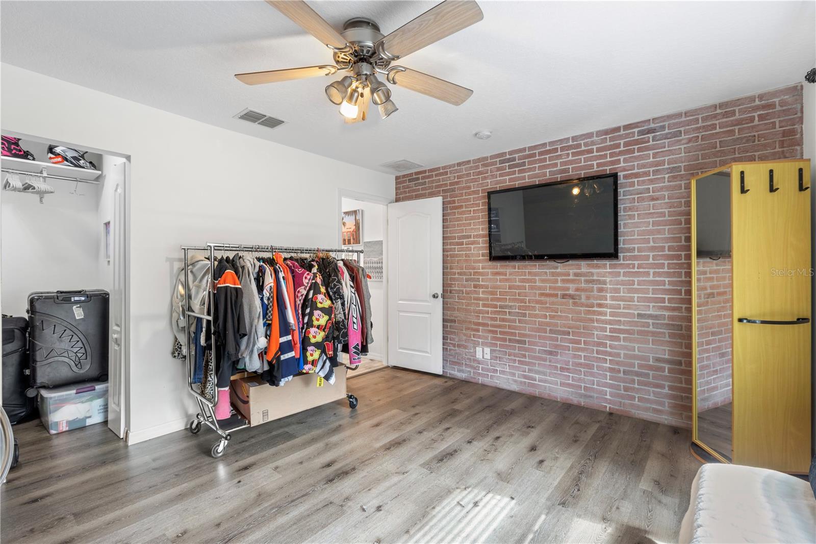 Listing photo id 26 for 9641 Fulton Avenue