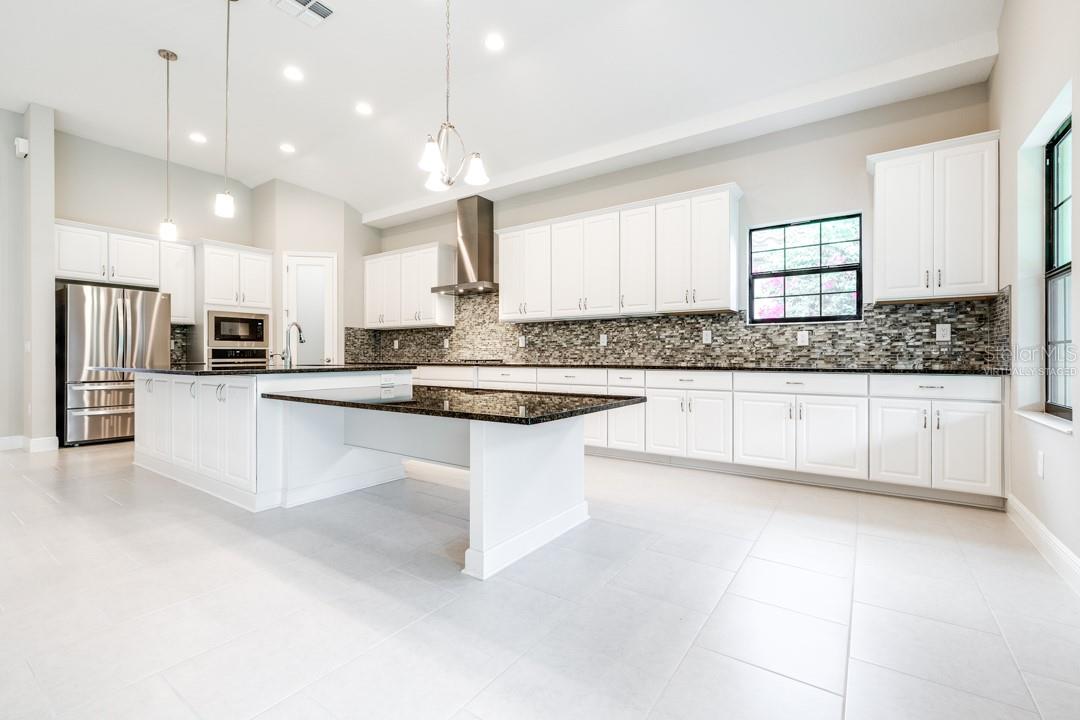 Listing photo id 8 for 21807 Amelia Rose Way