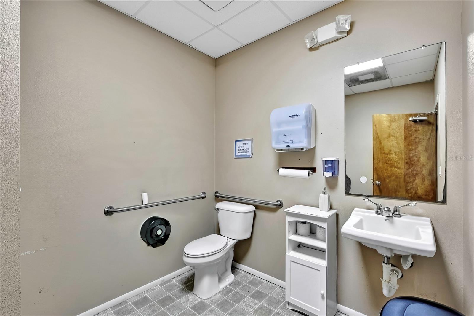 Listing photo id 16 for 13575 Linden Drive