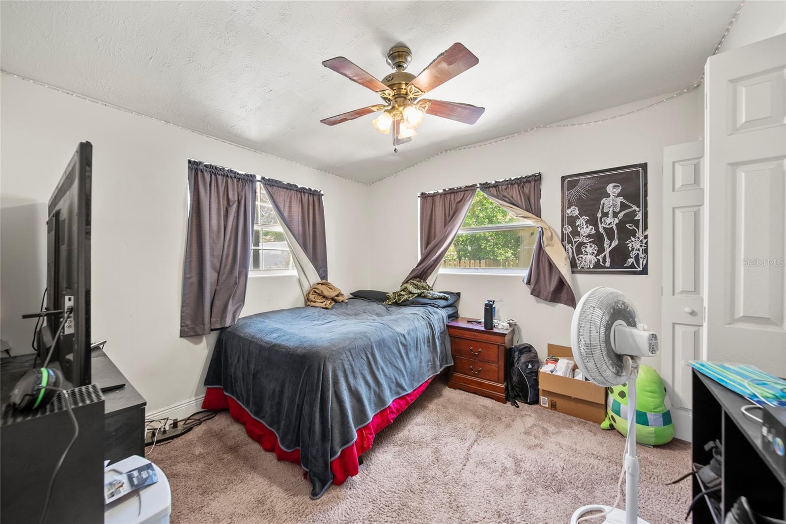 Listing photo id 14 for 1372 Hillcrest Avenue