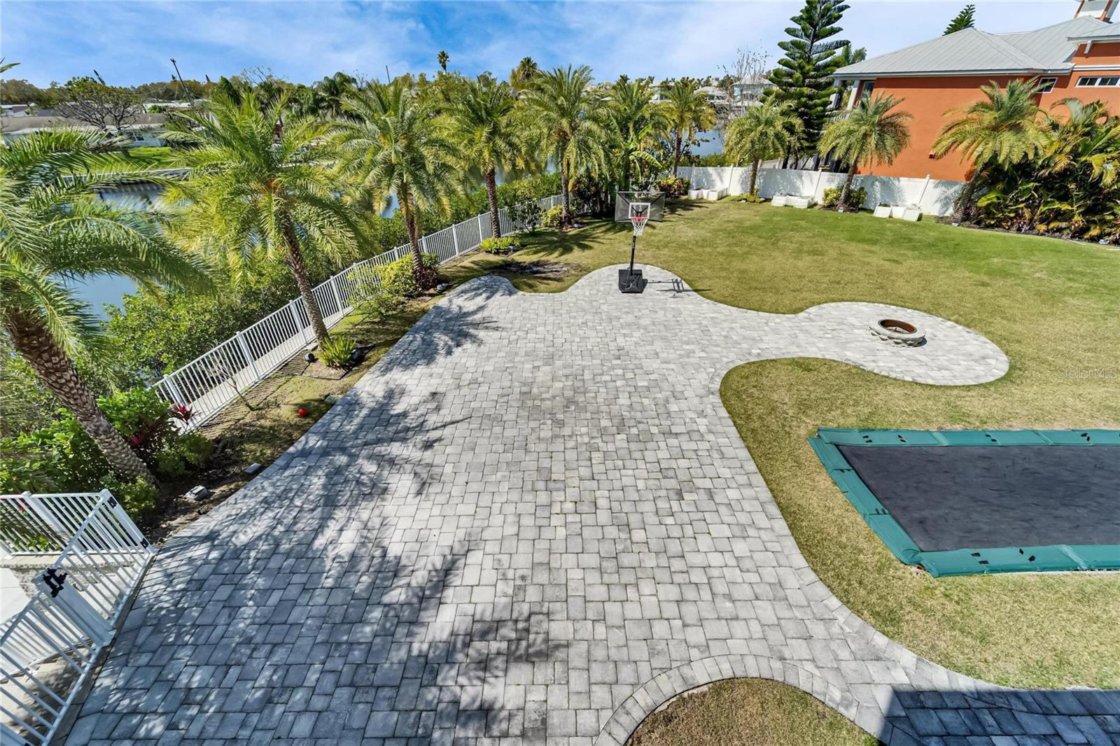 Listing photo id 90 for 401 Bahama Grande Boulevard