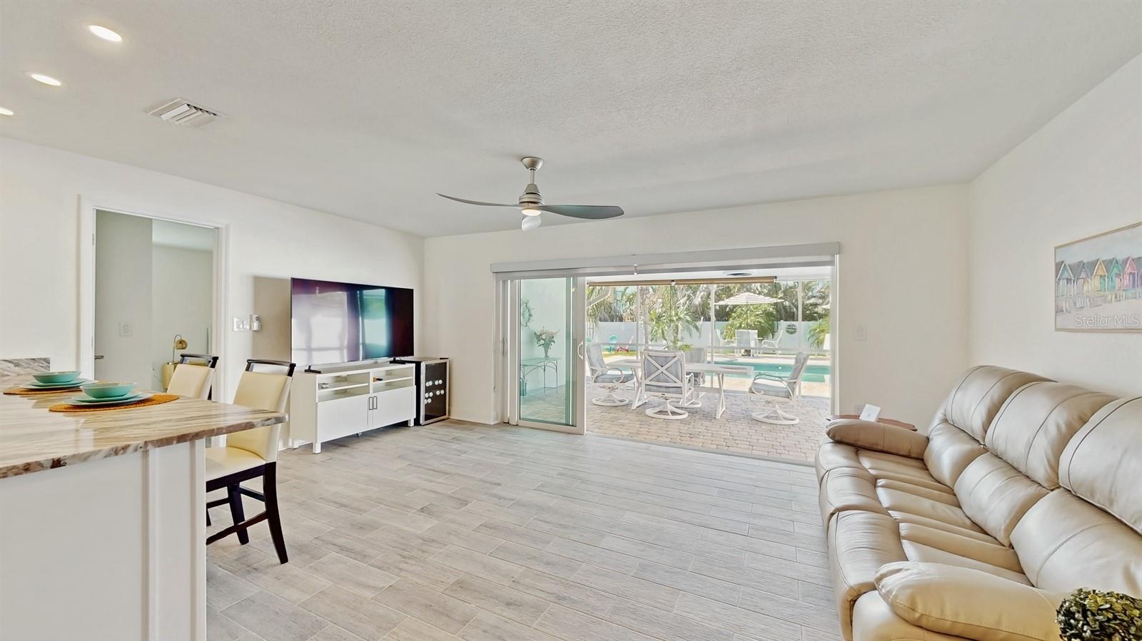 Listing photo id 8 for 2504 Bayshore Drive