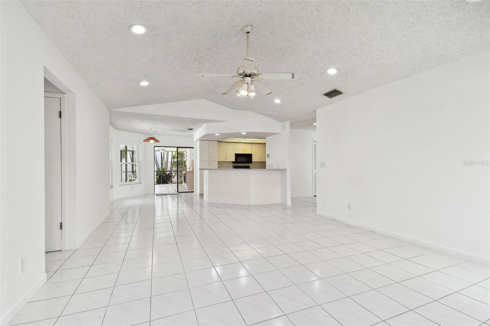 Image 12 of 52 For 4735 Foxshire Circle