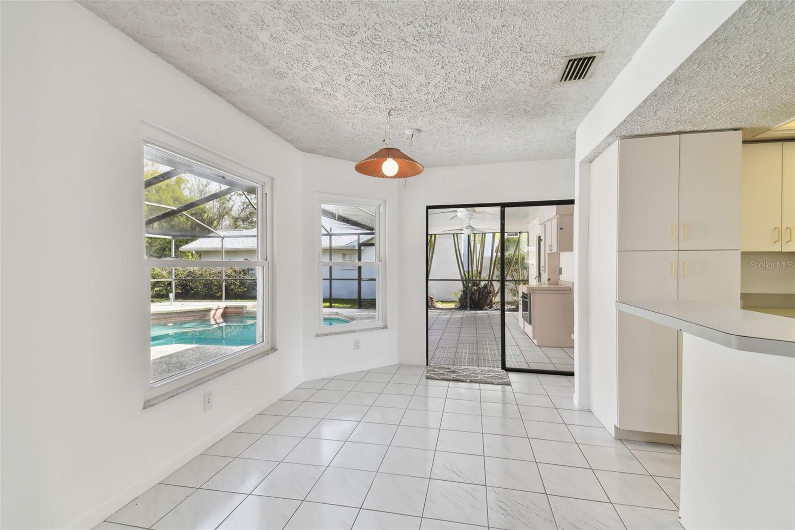 Image 13 of 52 For 4735 Foxshire Circle