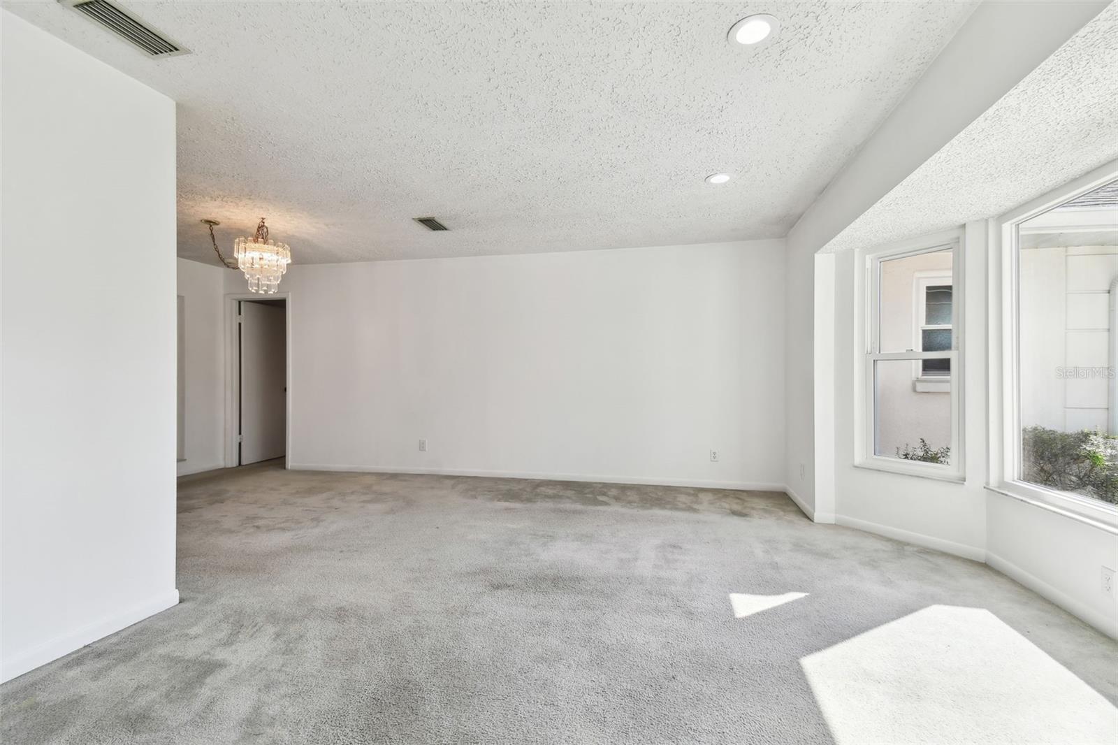 Image 6 of 52 For 4735 Foxshire Circle
