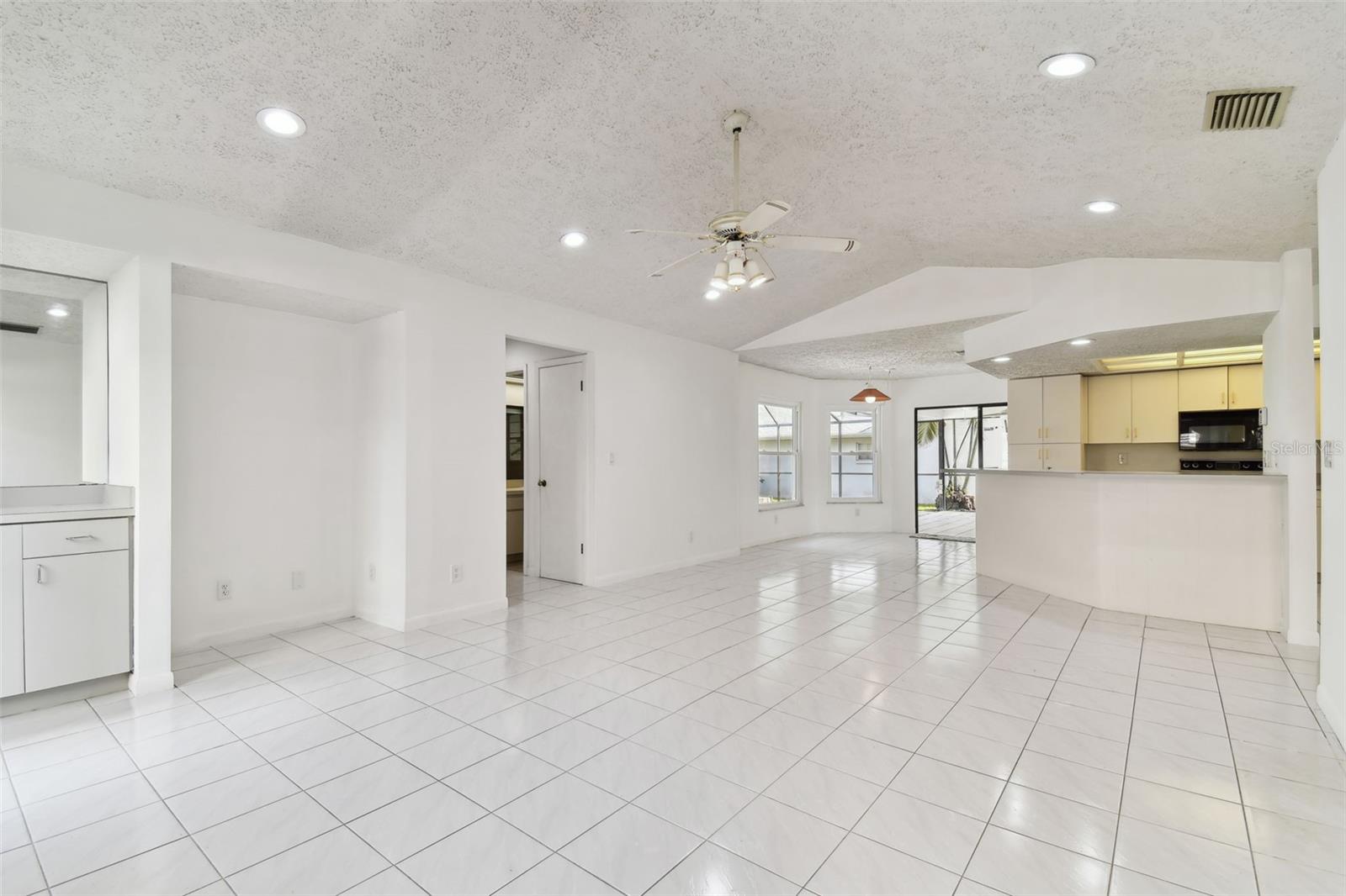 Image 9 of 52 For 4735 Foxshire Circle