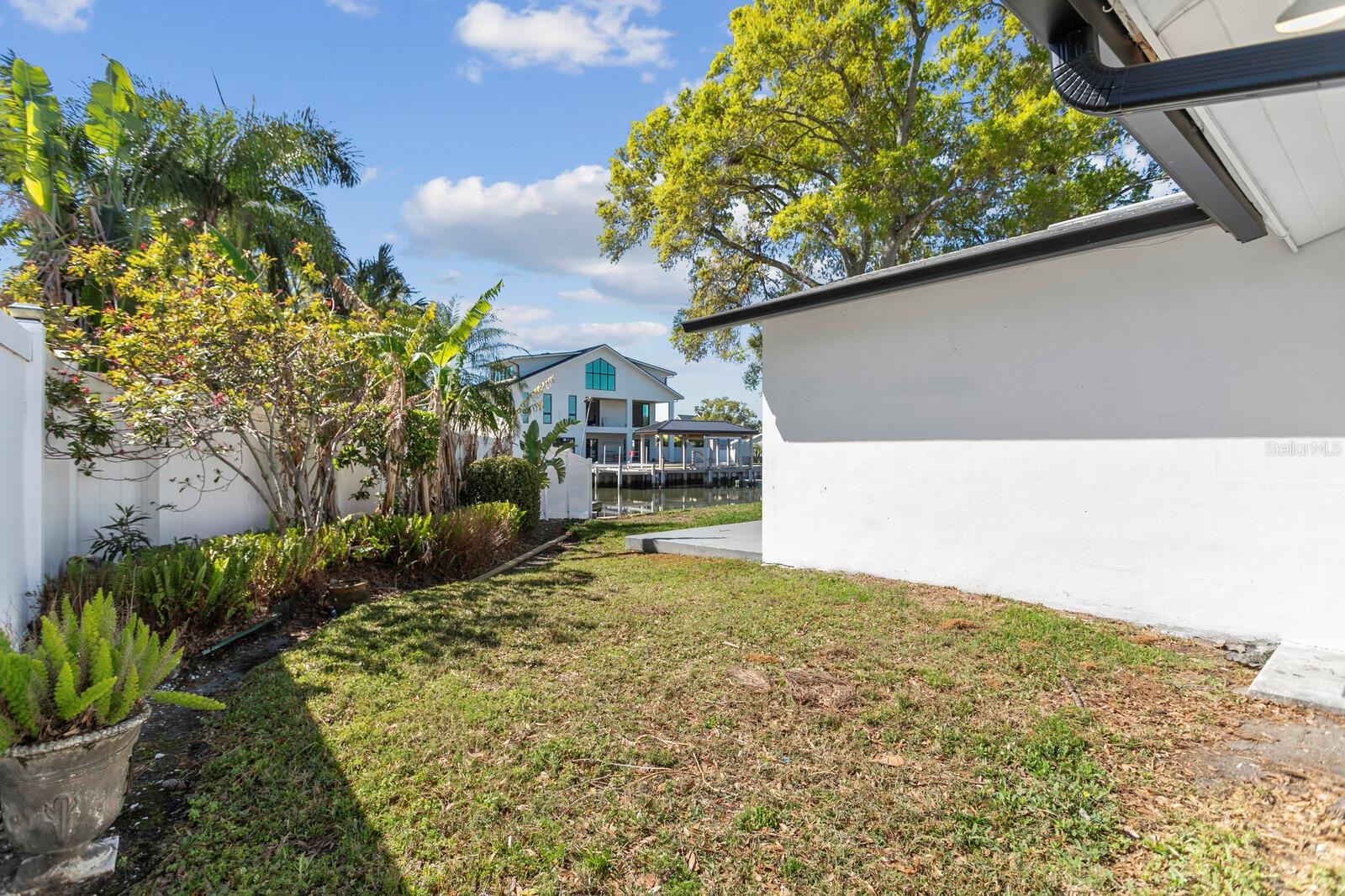Listing photo id 2 for 8704 Thornwood Lane
