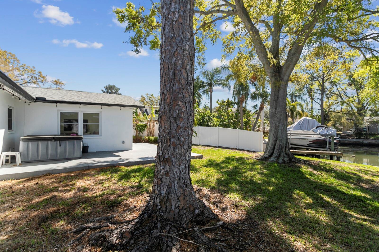 Listing photo id 3 for 8704 Thornwood Lane