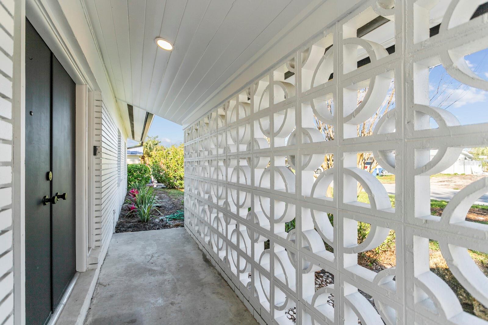 Listing photo id 4 for 8704 Thornwood Lane