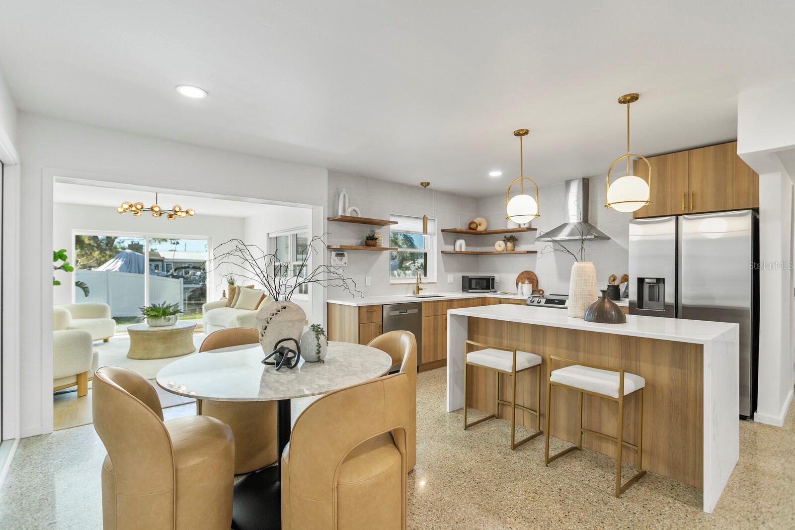 Listing photo id 5 for 8704 Thornwood Lane