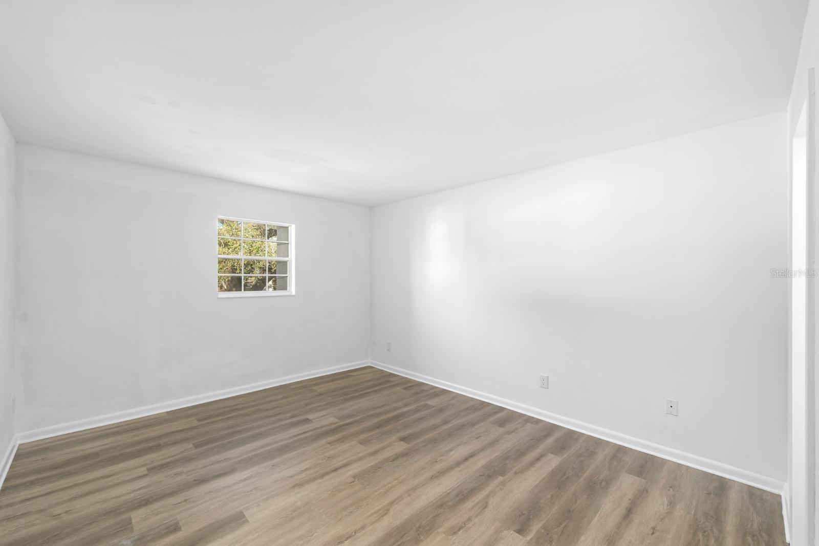Image 8 of 17 For 711 Russell Lane 238