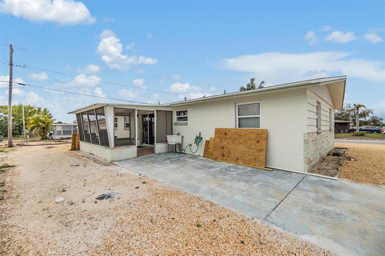 Listing photo id 25 for 1118 Excalibur Street