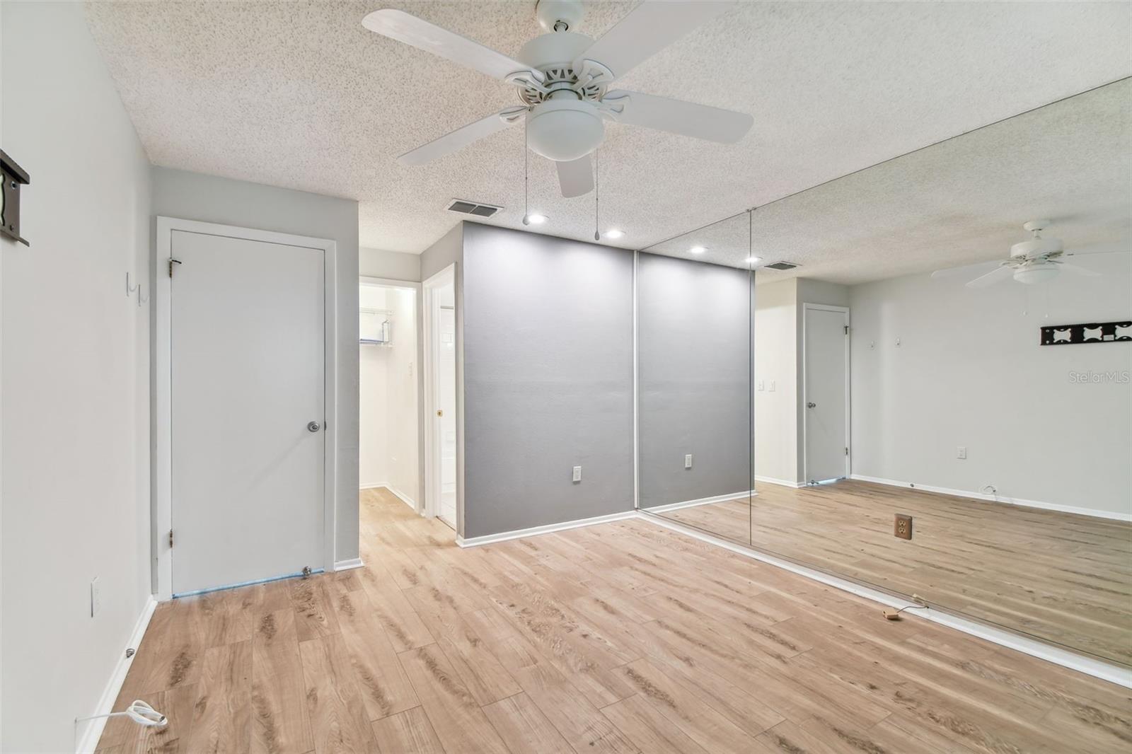 Image 23 of 42 For 211 Somerset Cirle N