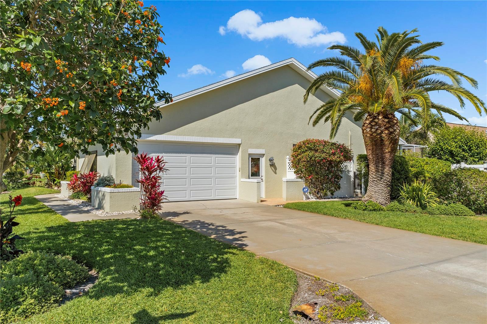 Listing photo id 0 for 725 Monte Cristo Boulevard