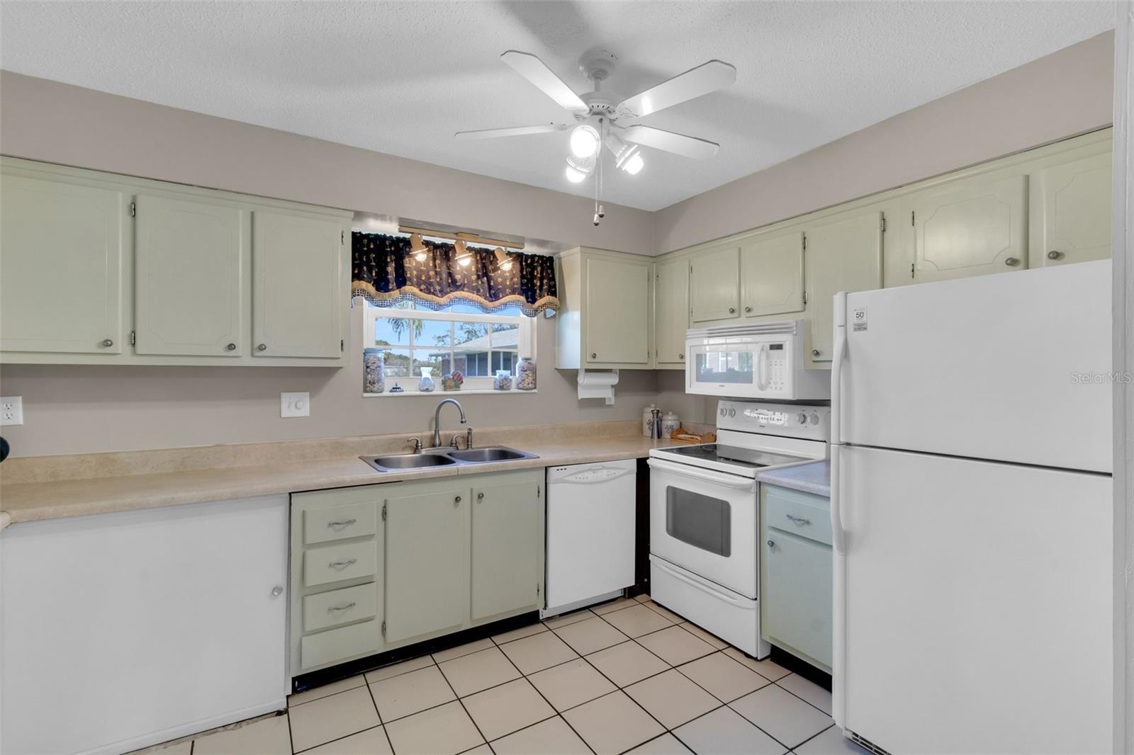 Listing photo id 7 for 3847 35th Way S 108