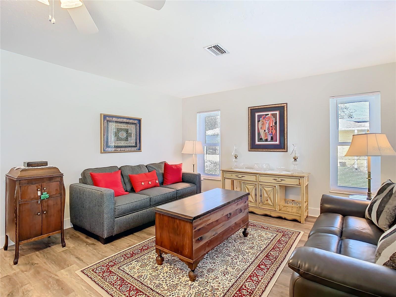 Listing photo id 14 for 5253 Sandra Drive