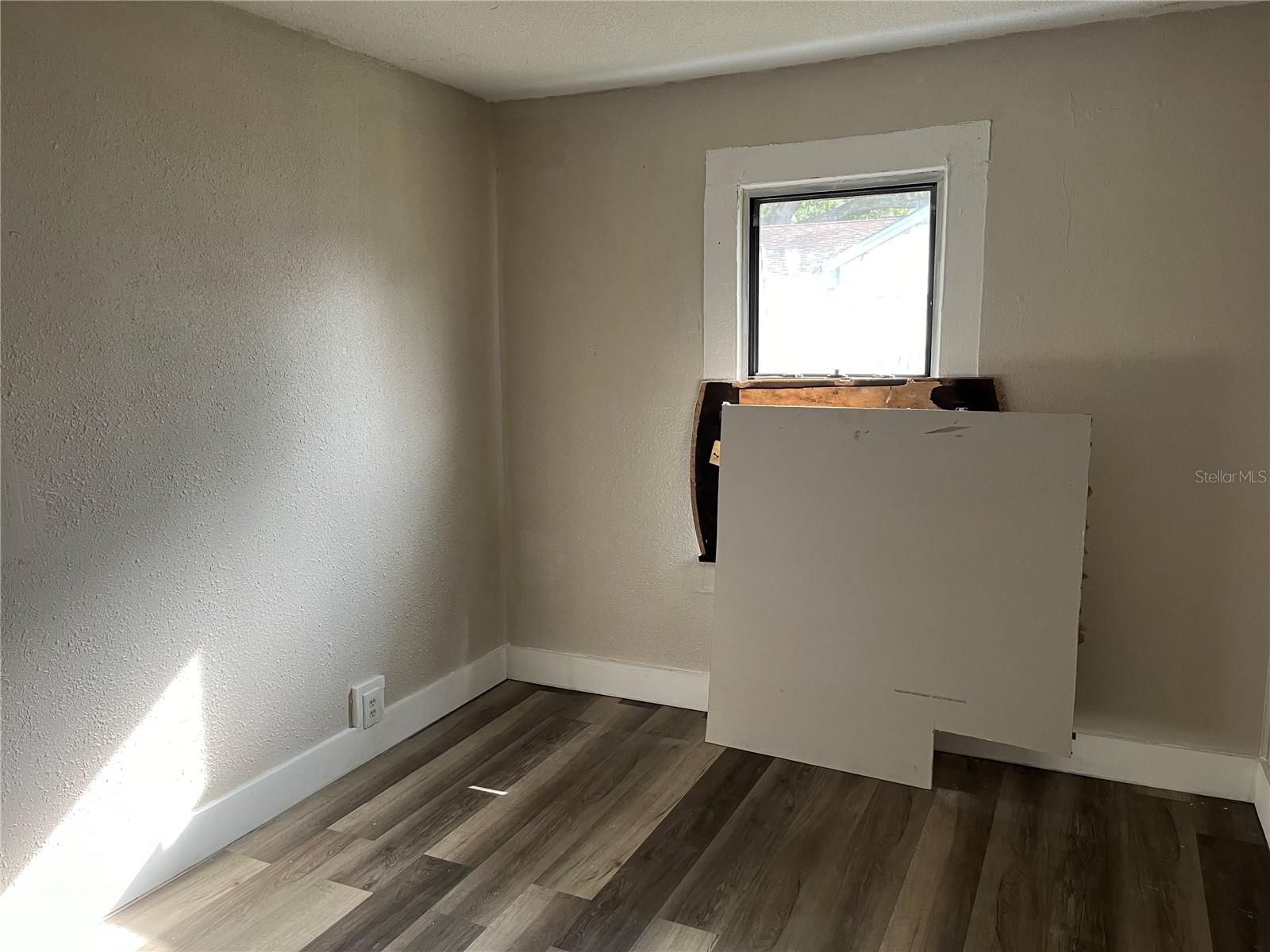 Image 10 of 18 For 1554 Tilley Avenue