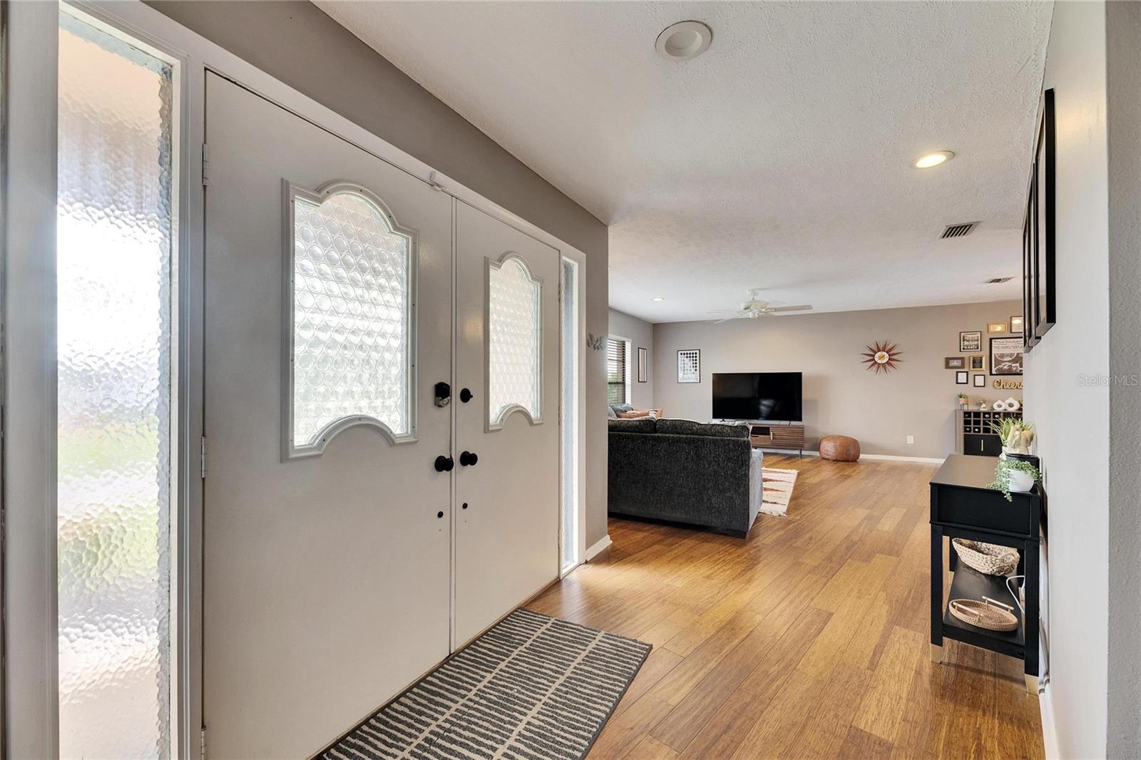 Listing photo id 8 for 811 Eagle Lane