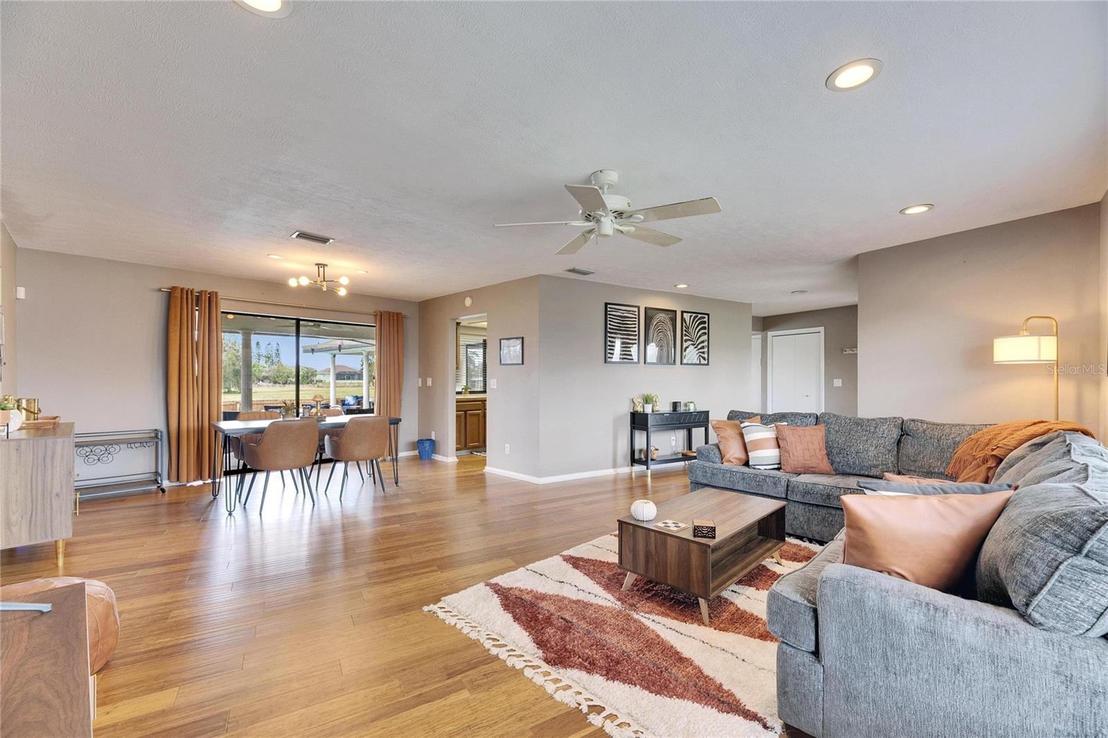 Listing photo id 11 for 811 Eagle Lane