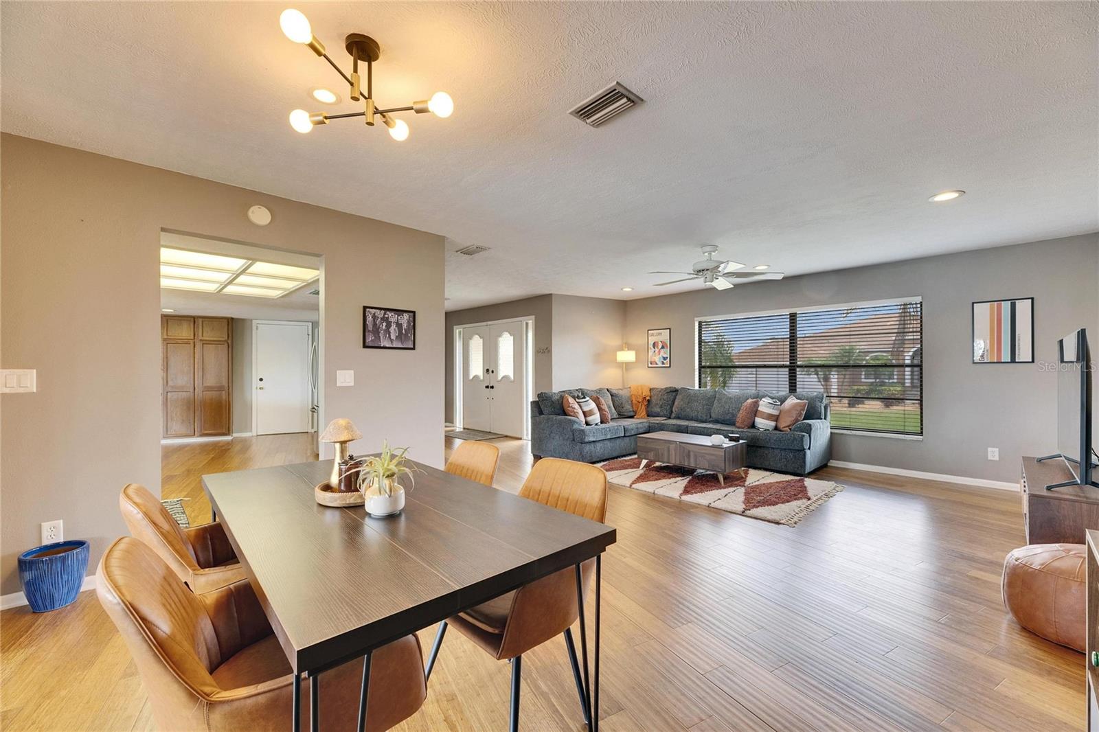 Listing photo id 12 for 811 Eagle Lane